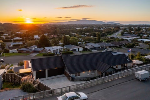 72 Kakariki Grove, Waikanae