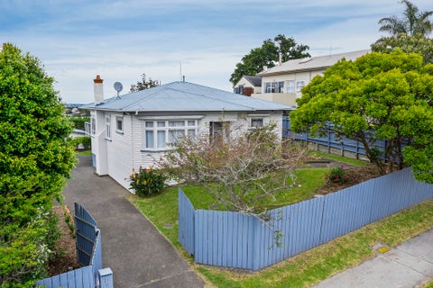 21 Pupuke Road, Birkenhead, Auckland