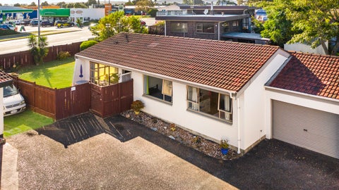 2/64 Challen Close, Conifer Grove, Takanini