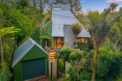 10/8 Valley View Road, Titirangi, Auckland