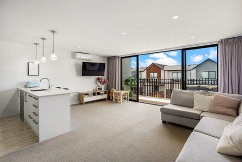 2/7 Paketai Lane, Beachlands, Auckland
