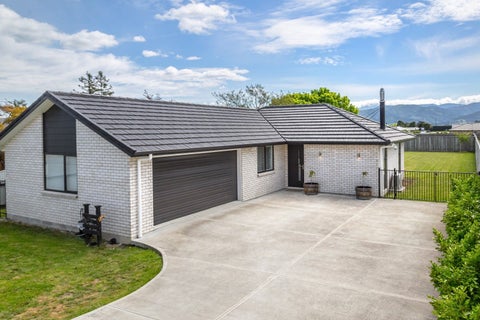 370 High Street South, Carterton