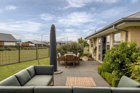 93 Carnaveron Drive, Lincoln, Lincoln