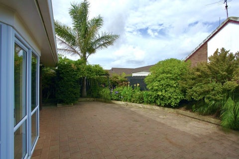 2/10 Kallaroo Place, Botany Downs, Auckland