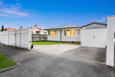 11 Waddell Avenue, Point England, Auckland
