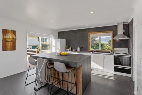 5 Freyberg Crescent, Waikanae Beach, Waikanae