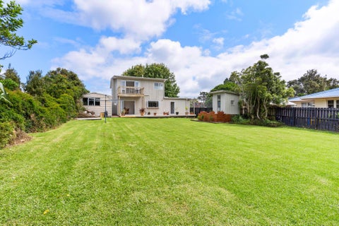 8 Lookout Drive, Laingholm, Auckland