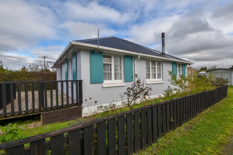 255 High Street North, Carterton