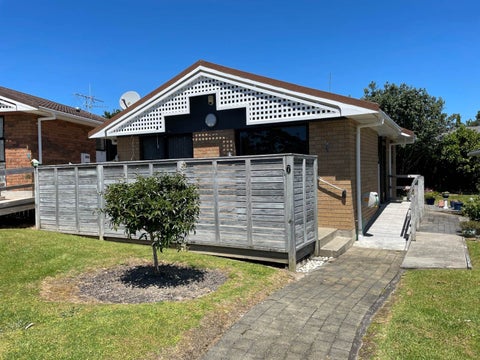 6/2 John Bracken Way, Beach Haven, Auckland