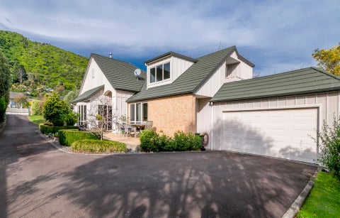 10 Te Maku Grove, Waikanae