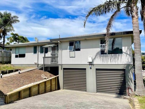1/17 Grenadine Place, Unsworth Heights, Auckland