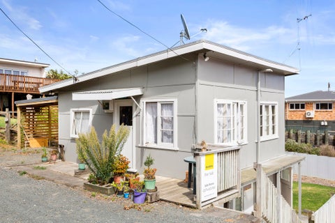 16 Long Street, Raglan