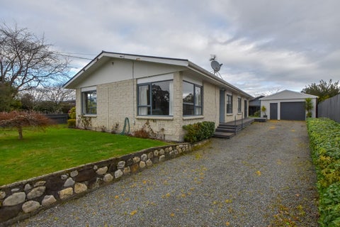 123 Broadway, Carterton