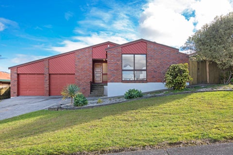 4 St Simon Place, Botany Downs, Auckland