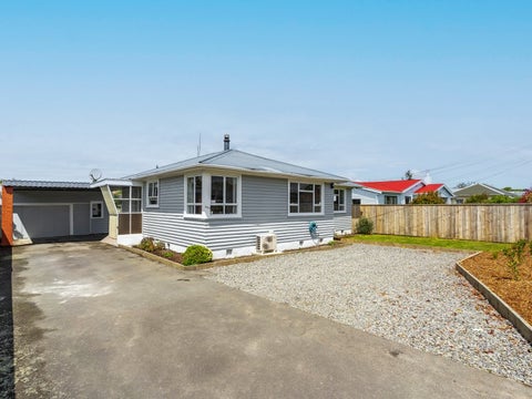 222 High Street North, Carterton
