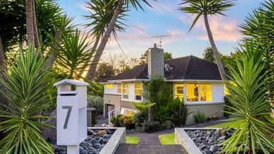 7 Cronin Place, Beach Haven, Auckland
