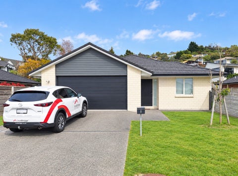 8 Shearwater Lane, Whitby, Porirua