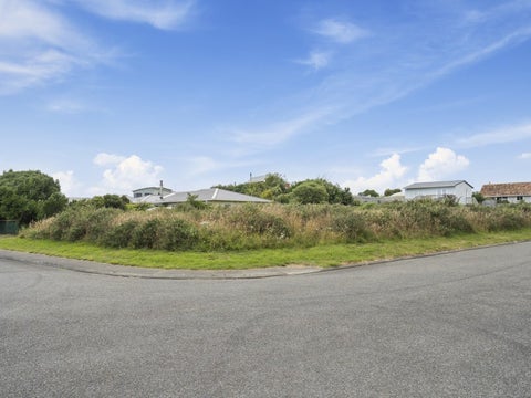 16 Kitchener Street, Te Horo Beach, Otaki