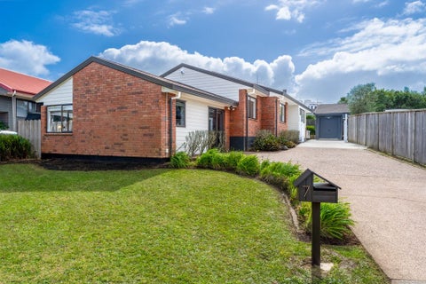 7 Pinewood grove, Botany Downs, Auckland
