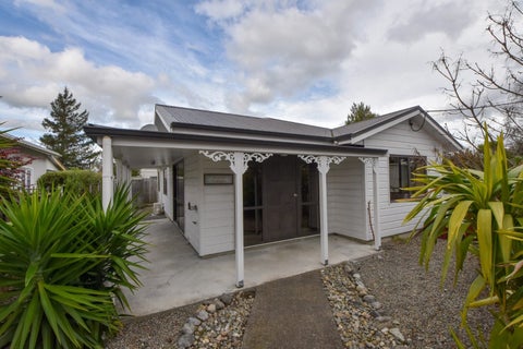 194 High Street North, Carterton