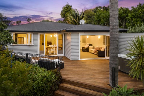 12 Deane Avenue, Titirangi, Auckland