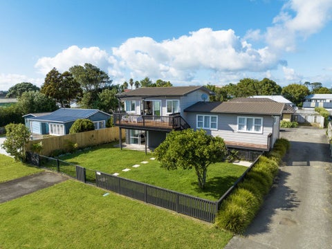 11 Crispe Road, Clarks Beach, Clarks Beach