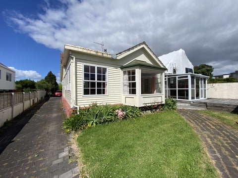 8 Midway Avenue, Castor Bay, Auckland