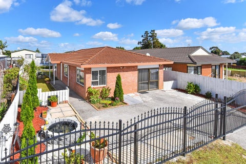 2/1 Senecio Place, Weymouth, Auckland