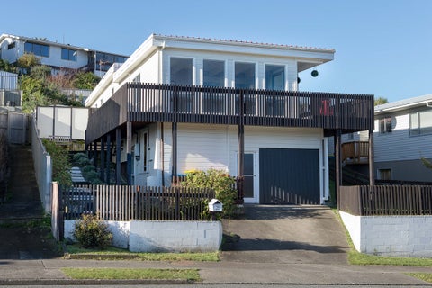 32 Gloaming Hill, Titahi Bay, Porirua