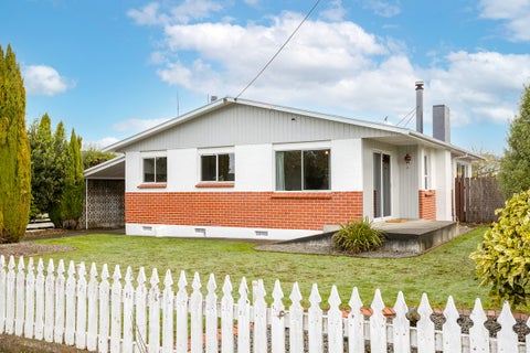 404 High Street South, Carterton
