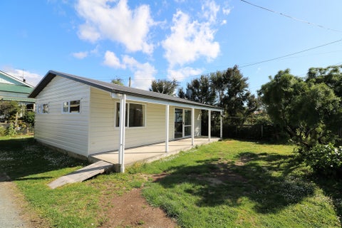 242 High Street North, Carterton