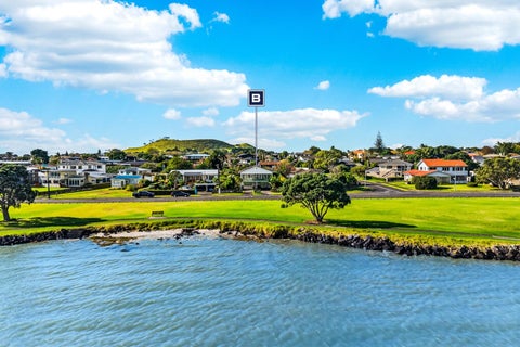 70 Kiwi Esplanade, Mangere Bridge, Auckland