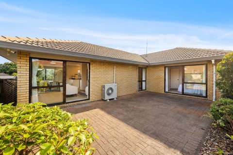 1/17 Penruddocke Road, Half Moon Bay, Auckland
