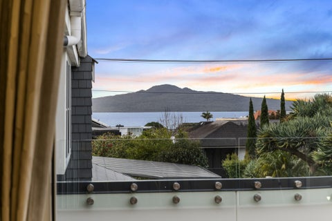 2/33 Ronaki Road, Mission Bay, Auckland