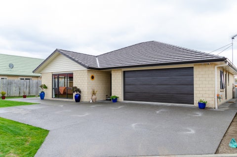 27 Feist Street, Carterton