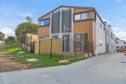 4/196 Royal Road, Massey, Auckland