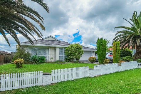 11 Bernie Edwards Place, Botany Downs, Auckland