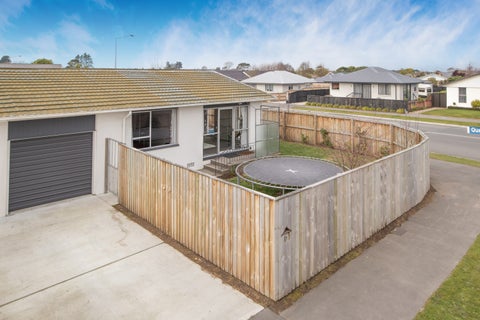 1/2 Lamorna Road, Parklands, Christchurch