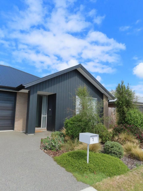 7 Stackwood Avenue, Woodend, Woodend
