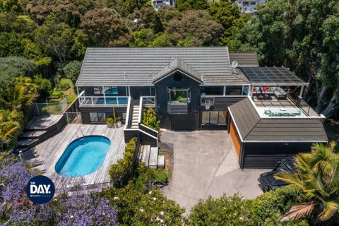 8 Poaka Place, Beach Haven, Auckland
