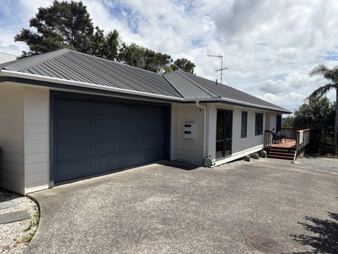 2/818 East Coast Road, Oteha, Auckland