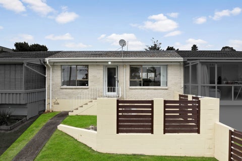 2/1 Flagstaff Place, Massey, Auckland