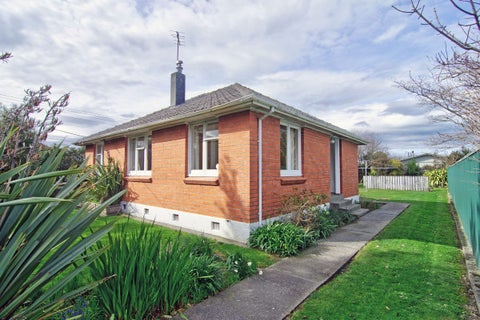 248 High Street North, Carterton
