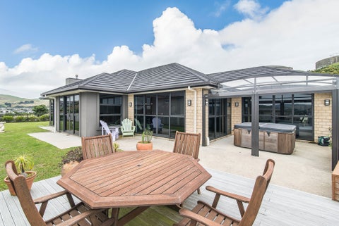 12 Queen Charlotte Drive, Aotea, Porirua