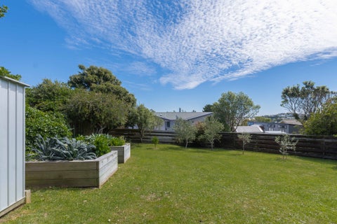 8 Bight Place, Whitby, Porirua