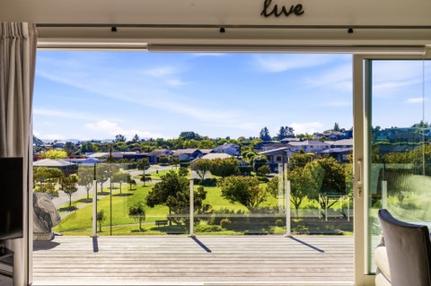 16 Botanical Heights Drive, Waipahihi, Taupo