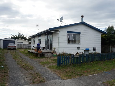 11 Colenso Place, Otaki Beach, Otaki