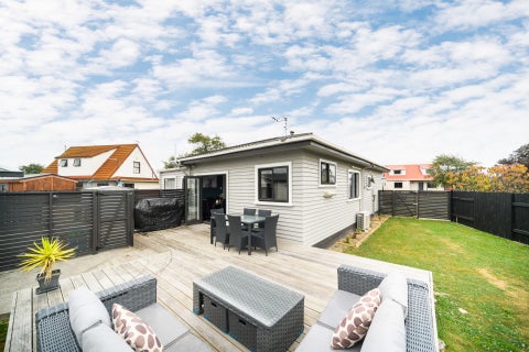 15 Suzanne Grove, Kelvin Grove, Palmerston North
