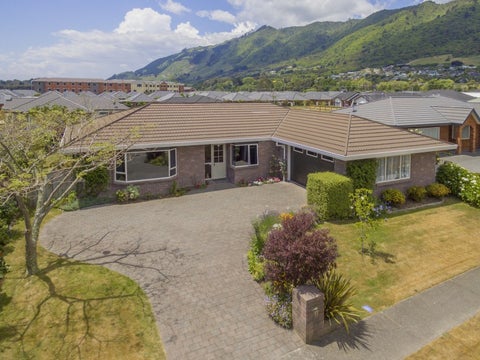 13 Cranbrook Grove, Waikanae