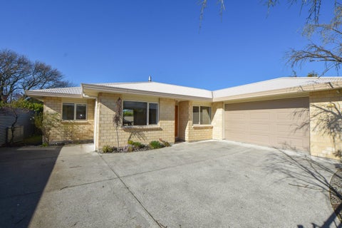 242A High Street South, Carterton